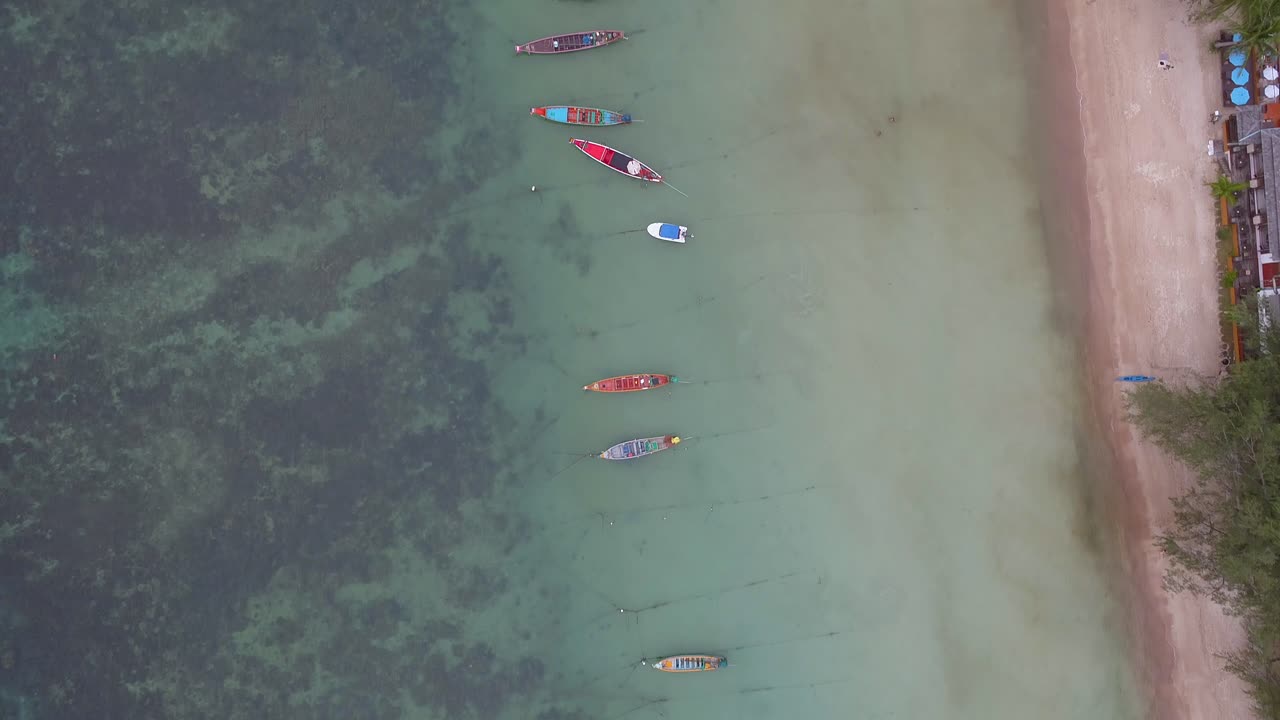 열대 해변 에 정박 한 배 들 의 공중 사진