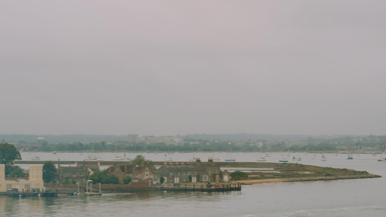 아침 일찍에 가운 안개로 지나가는 작은 보트와 함께 브라운시 섬 성을 드러내는  촬영 4k