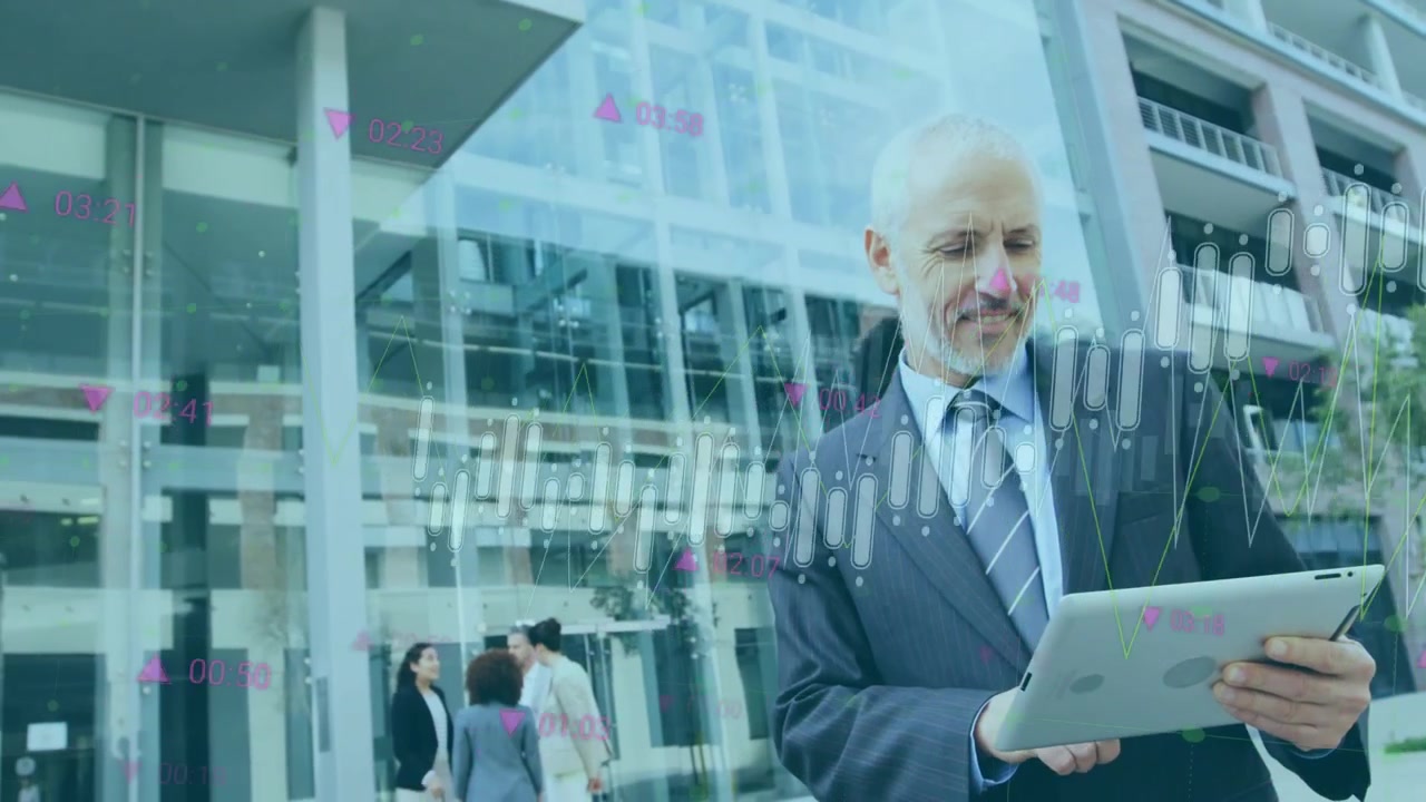 Eldre mann trykker på nettbrett utenfor et hovedkvarter i glass, noe som utløser animerte diagrammer som oppdateres og viser finansdata