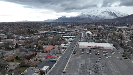 Luftaufnahme-Von-Provo-Utah,-Das-Die-Hauptstraße-Entlangfliegt