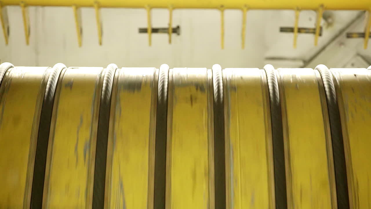 용접을 가진 노란색 금속 파이프의 클로즈업