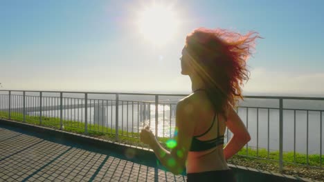mujer corriendo al aire libre