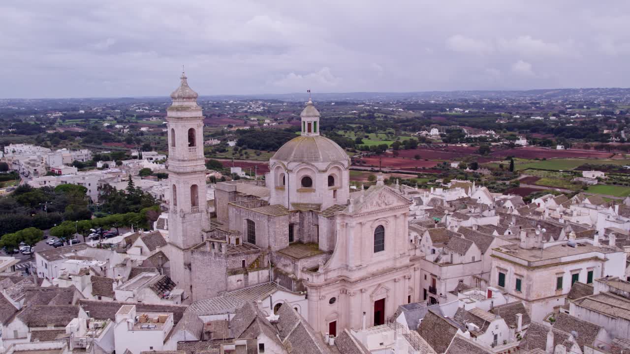 Storico borgo bianco sotto un cielo nuvoloso e tenue