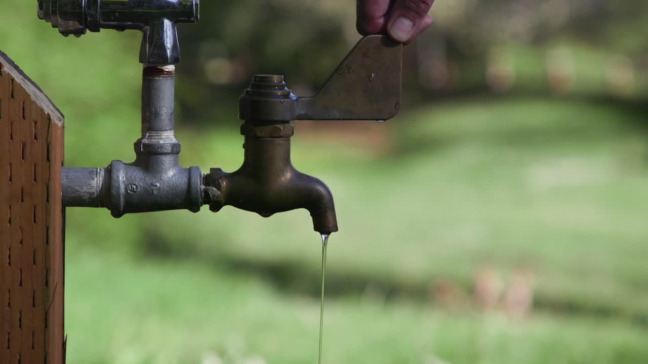 grifo de agua al aire libre en el parque