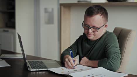 Hombre-Con-Síndrome-De-Down-Aprendiendo-En-Casa-Usando-Una-Computadora-Portátil.