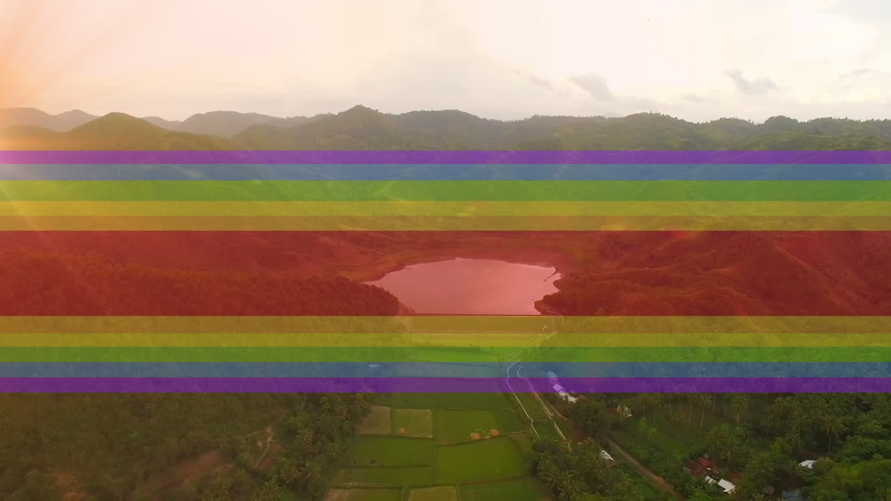video de líneas de arco iris sobre el paisaje rural en movimiento