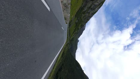 conduciendo en una autopista