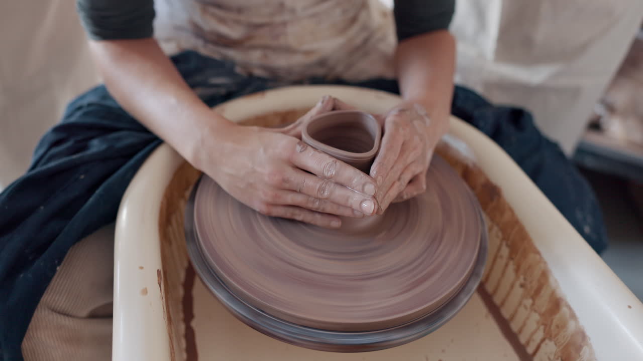 Pottery teacher, studio and workshop learning