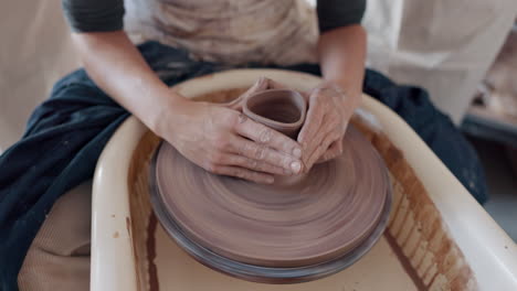 Pottery-teacher,-studio-and-workshop-learning