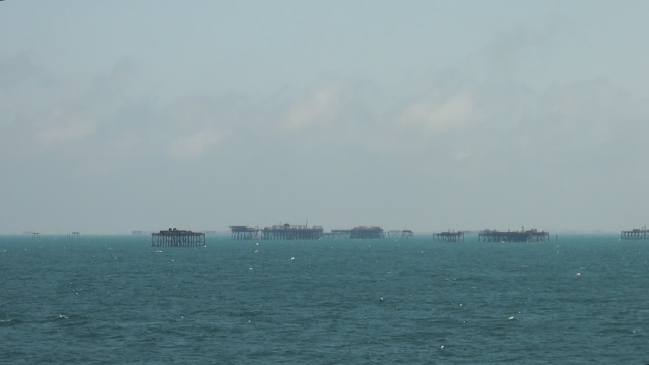 아제르바이잔 바쿠에서 떨어져 있는 카스피 해 연안 석유 시추 플랫폼의 석유 플랫폼