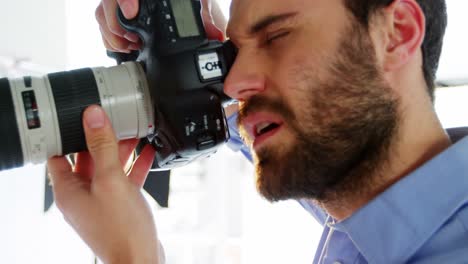 fotógrafo que toma fotos con una cámara digital profesional