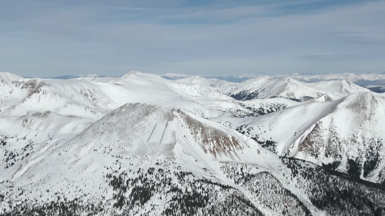 Pemandangan udara puncak-puncak gunung dari Loveland Pass, Colorado