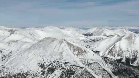 Vistas-Aéreas-De-Los-Picos-De-Las-Montañas-Desde-El-Paso-Loveland,-Colorado