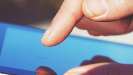 cerca de las manos tocando la tableta computadora