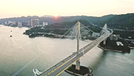 Cruceros-En-Barco-Bajo-El-Puente-Ting-Kau,-Tsing-Yi,-Hong-Kong