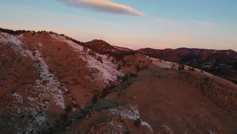 vista aérea de la montaña rocosa en el amanecer de principios de invierno