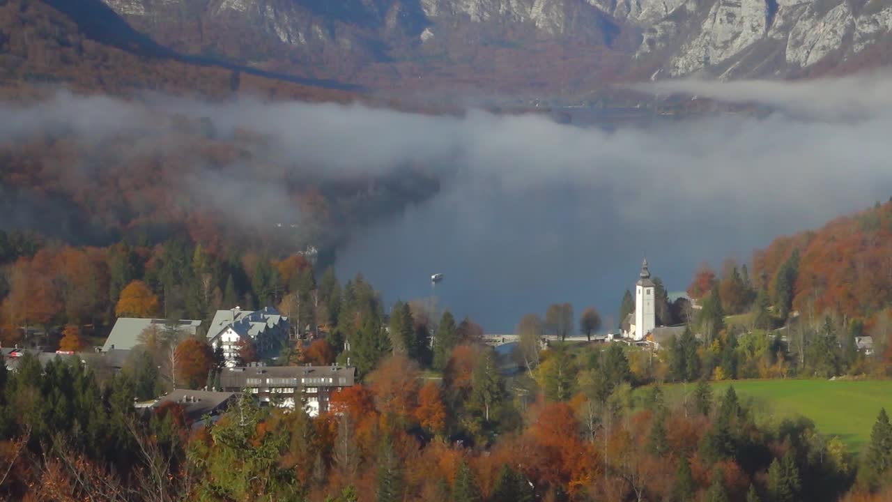 Vista aerea del lago di Bohinj nelle Alpi Giulie. Popolare destinazione turistica in Slovenia