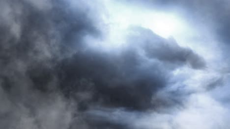 nubes oscuras en movimiento con tormentas eléctricas en ellas