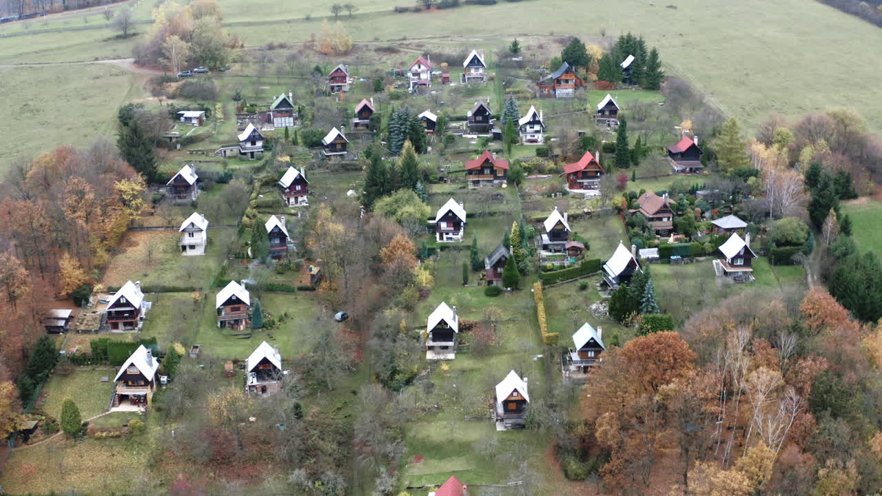 pueblo pintoresco en el campo checo en otoño, tejados blancos