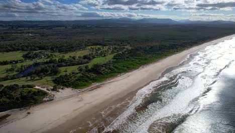 Scenic-Landscape-Of-Belongil-Beach-In-New-South-Wales,-Australia---Drone-Shot