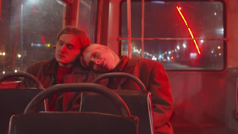 Romantisches-Paar-Fährt-Nachts-Mit-Dem-Trolleybus