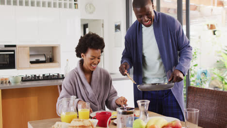 Vídeo-De-Una-Feliz-Pareja-Afroamericana-Desayunando-Juntos