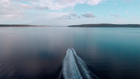 Verfolgungsluftaufnahme-Eines-Schnellboots,-Das-Vor-Der-Küste-In-Einer-Herrlichen-Tropischen-Lagune-Segelt