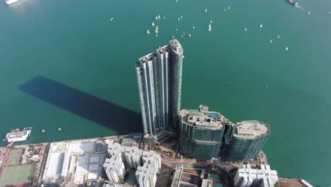 Mega-Complejo-De-Edificios-Residenciales-Frente-Al-Mar-En-La-Bahía-De-Hong-Kong,-Vista-Aérea