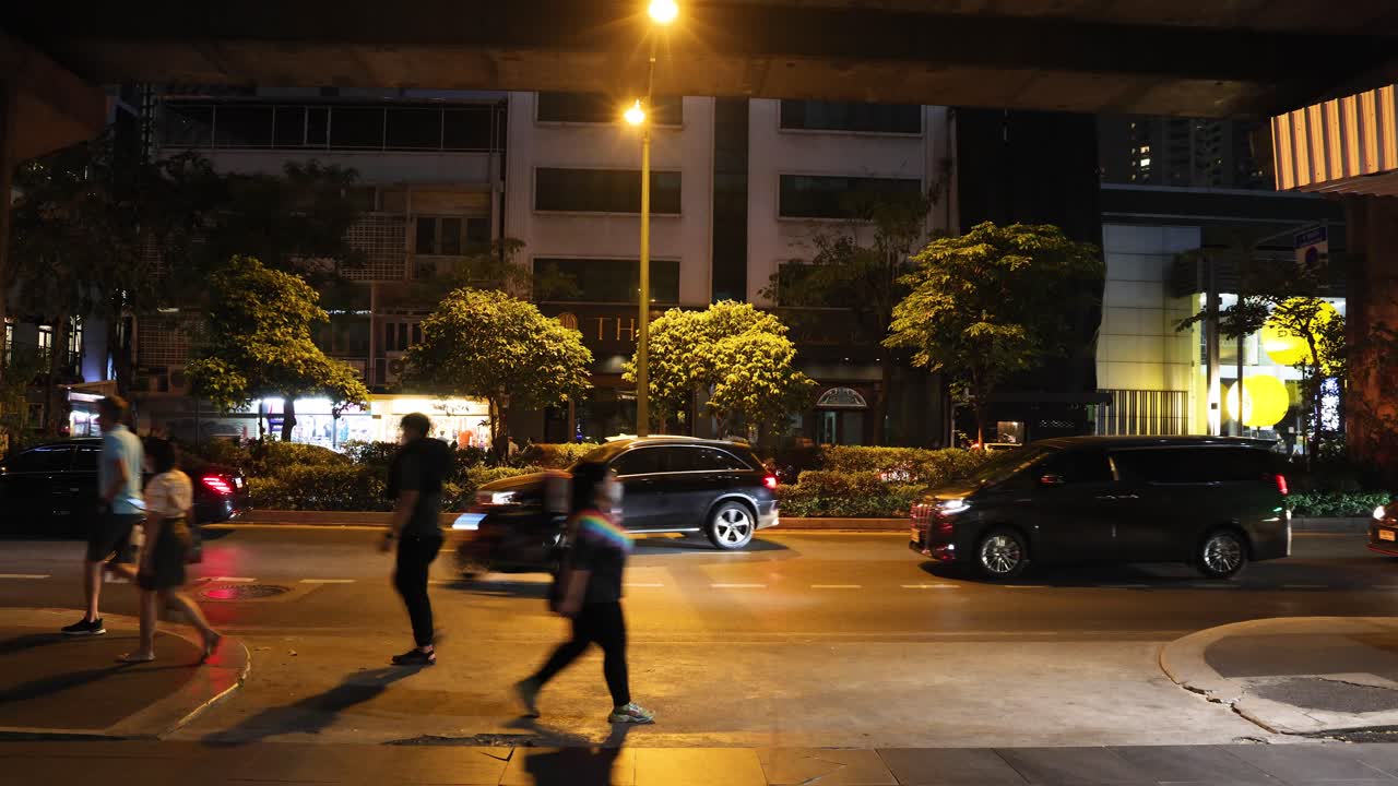 보행자가 단하고, 자동차가 밤에 지나갑니다.