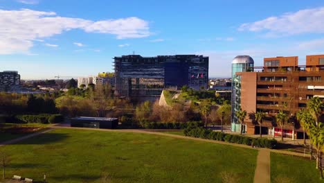 un parque de césped y palmeras en el sur de francia rodeado de modernos edificios residenciales