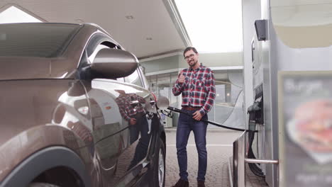 hombre llenando su coche en una gasolinera