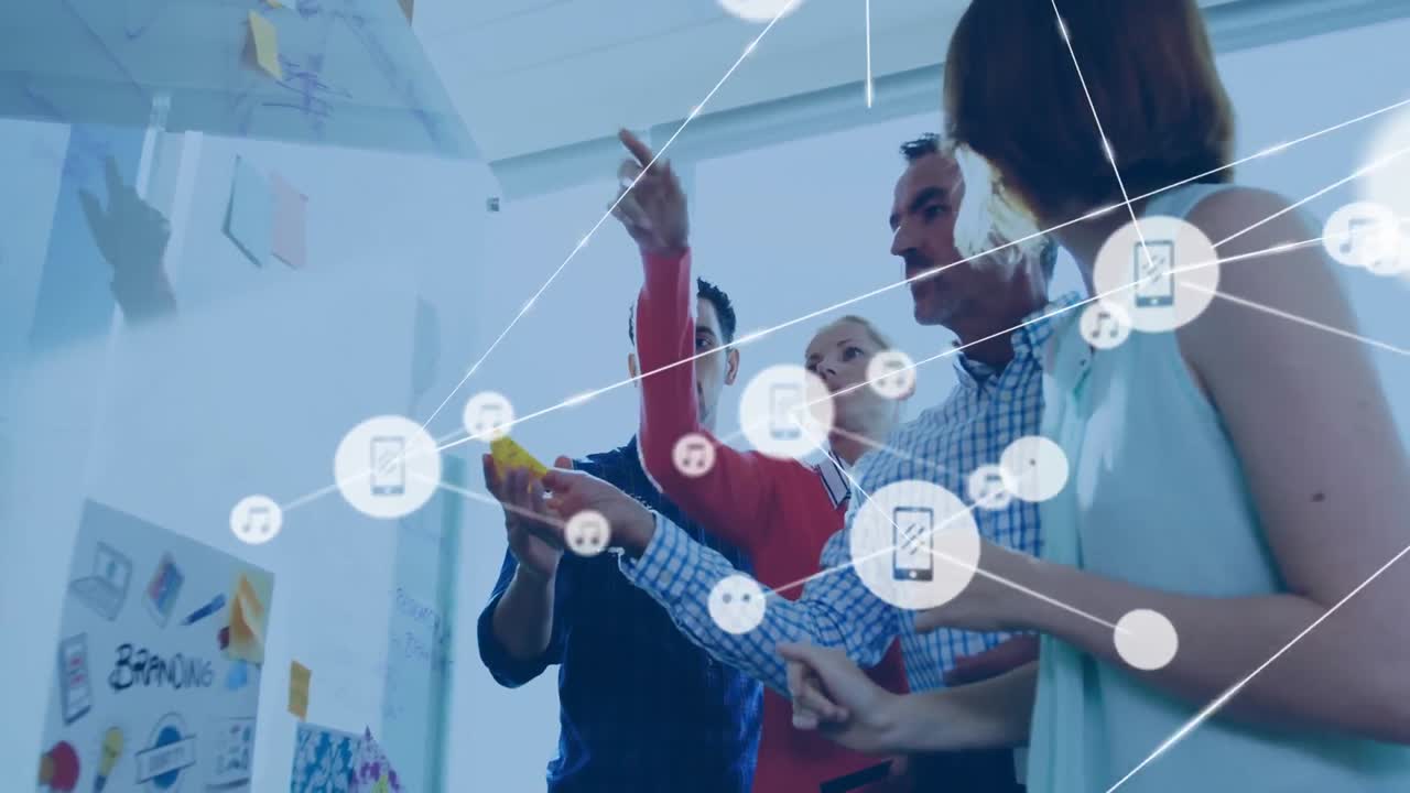 animación de una red de iconos digitales sobre un equipo de diversos colegas discutiendo sobre notas de memoria