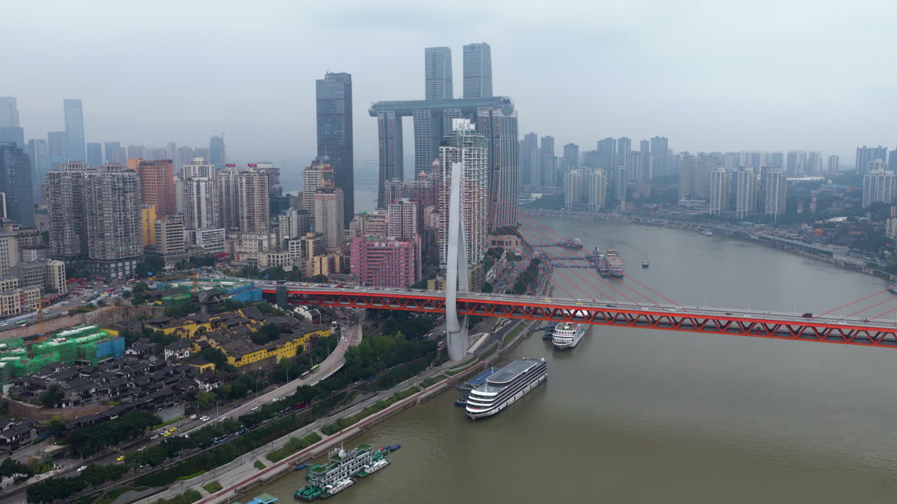Cầu Dongshuimen với đường chân trời của quận Yuzhong vào một buổi sáng sương mù ở Trùng Khánh, Trung Quốc. - Ảnh chụp từ trên không