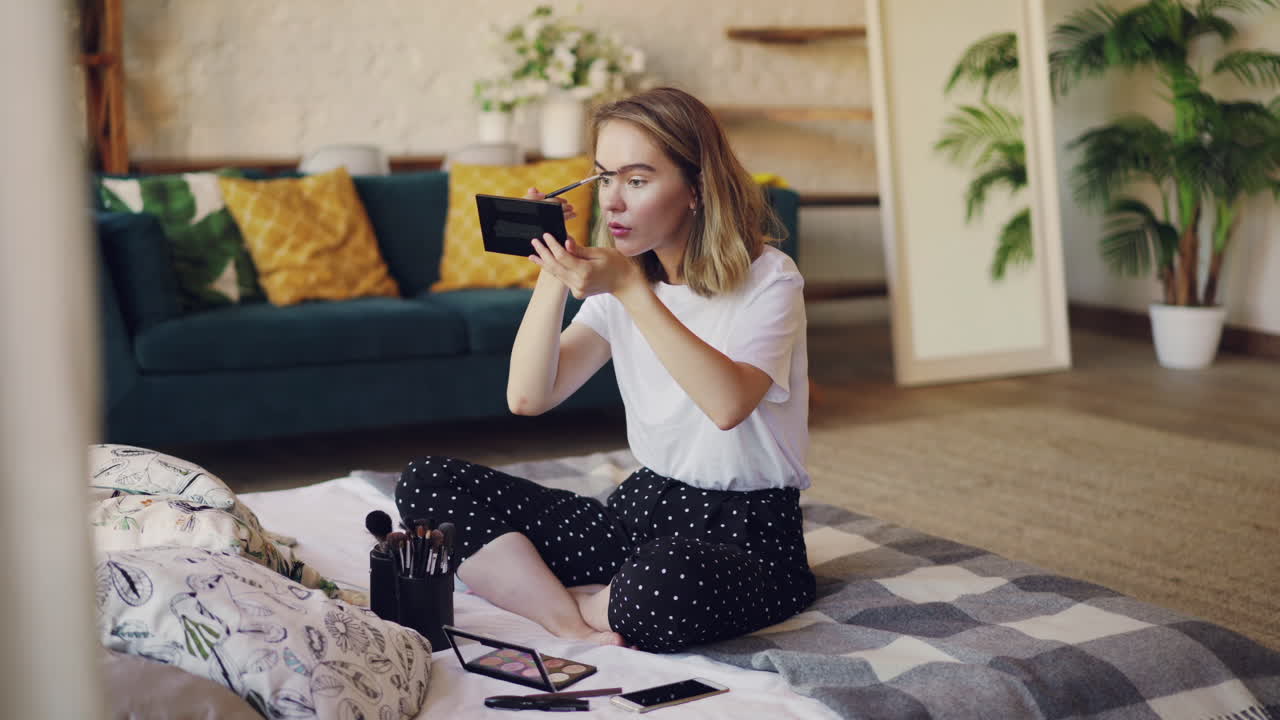 mujer aplicando maquillaje en casa