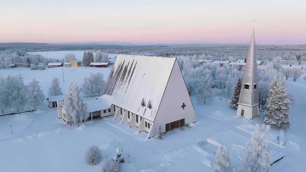 라 성당의 얼어붙은 정면의 공중 풍경, 라플란드의 북극 밤