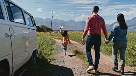 Familie,-Flugzeug-Und-Laufendes-Kind-Auf-Dem-Land