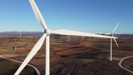 molinos de viento en el campo en un día soleado