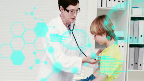 procesamiento de datos médicos contra una doctora caucásica que trata a un niño caucásico en el hospital