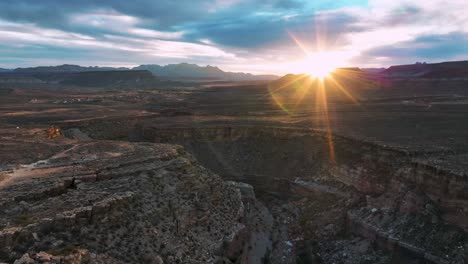 Amanecer-Dorado-Sobre-Cañones-Escarpados-En-Tierras-Desérticas-De-Utah,-Estados-Unidos