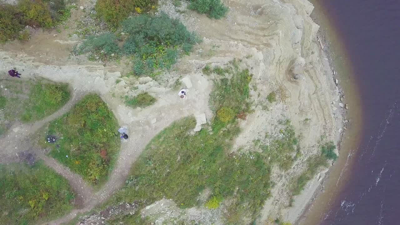 воздушный вид на рудник на берегу реки с людьми