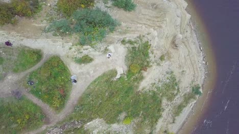 vista aérea de una cantera junto al río con personas