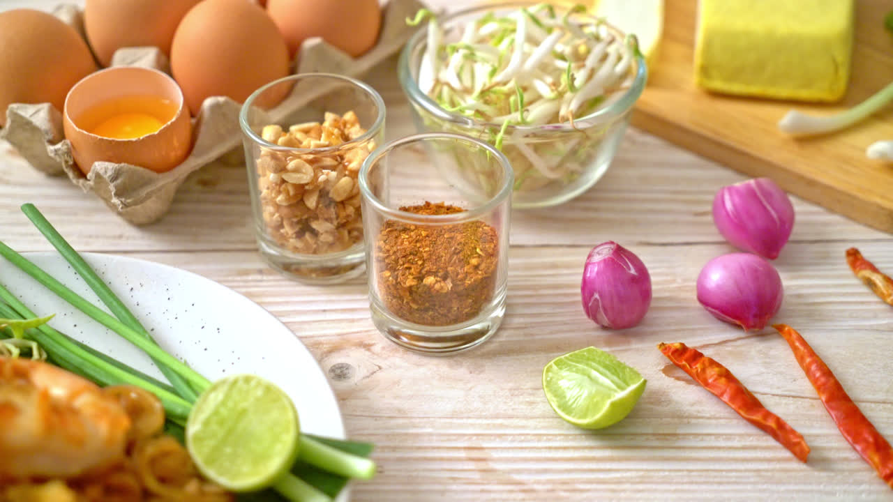 팟타이 또는 새우를 곁들인 볶음 국수