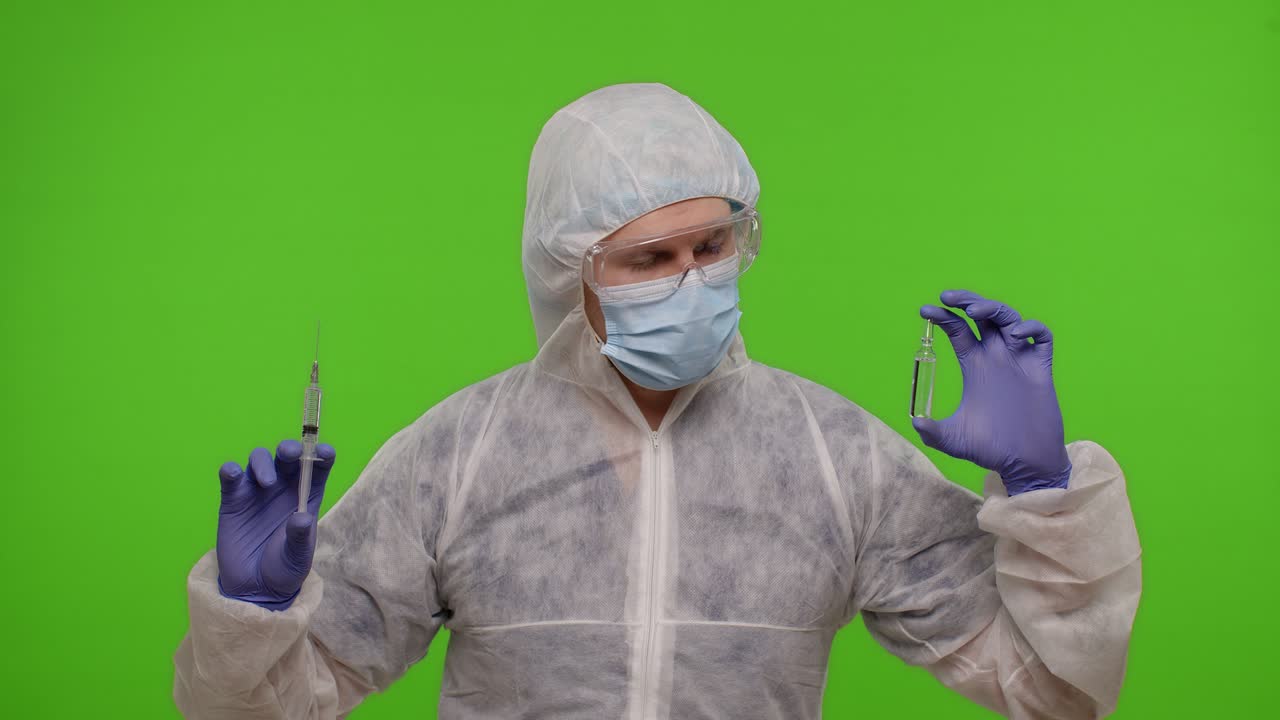 médico en traje de ppe con ampolla de vacuna, jeringa en las manos ofreciendo vacunación contra el coronavirus