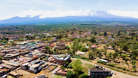 Pueblo-Rural-De-Kenia-Con-El-Kilimanjaro-Al-Fondo