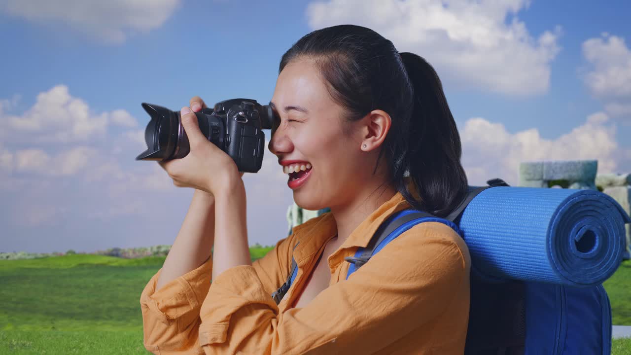 야외에서 사진을 찍는 여자