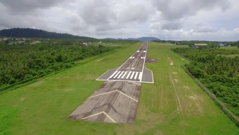 - ah, el escape del pequeño aeropuerto en la isla de weh.