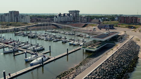 Ufermauer-Am-Yachthafen-Von-Cadzand---R