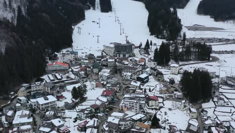 Kleines-Bergdorf-Nozawa-Onsen-In-Japan-Mit-Skisesselliften-Auf-Dem-Berg