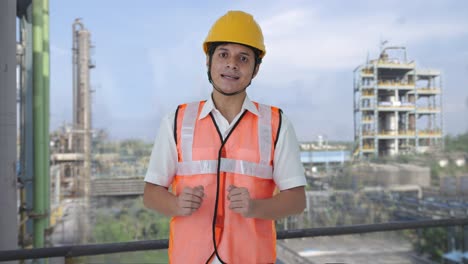arquitecto indio enojado gritando a alguien