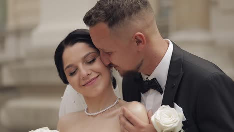 foto de boda romántica de una novia y un novio besándose